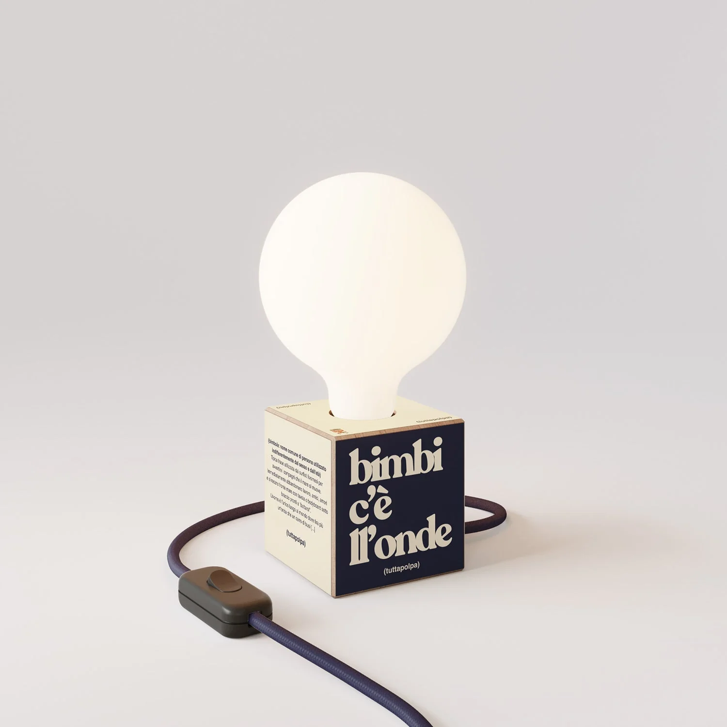 Cubetto table lamp with US plug, "Bimbi c’è l’onde" porcelain effect globe bulb - Tuttapolpa