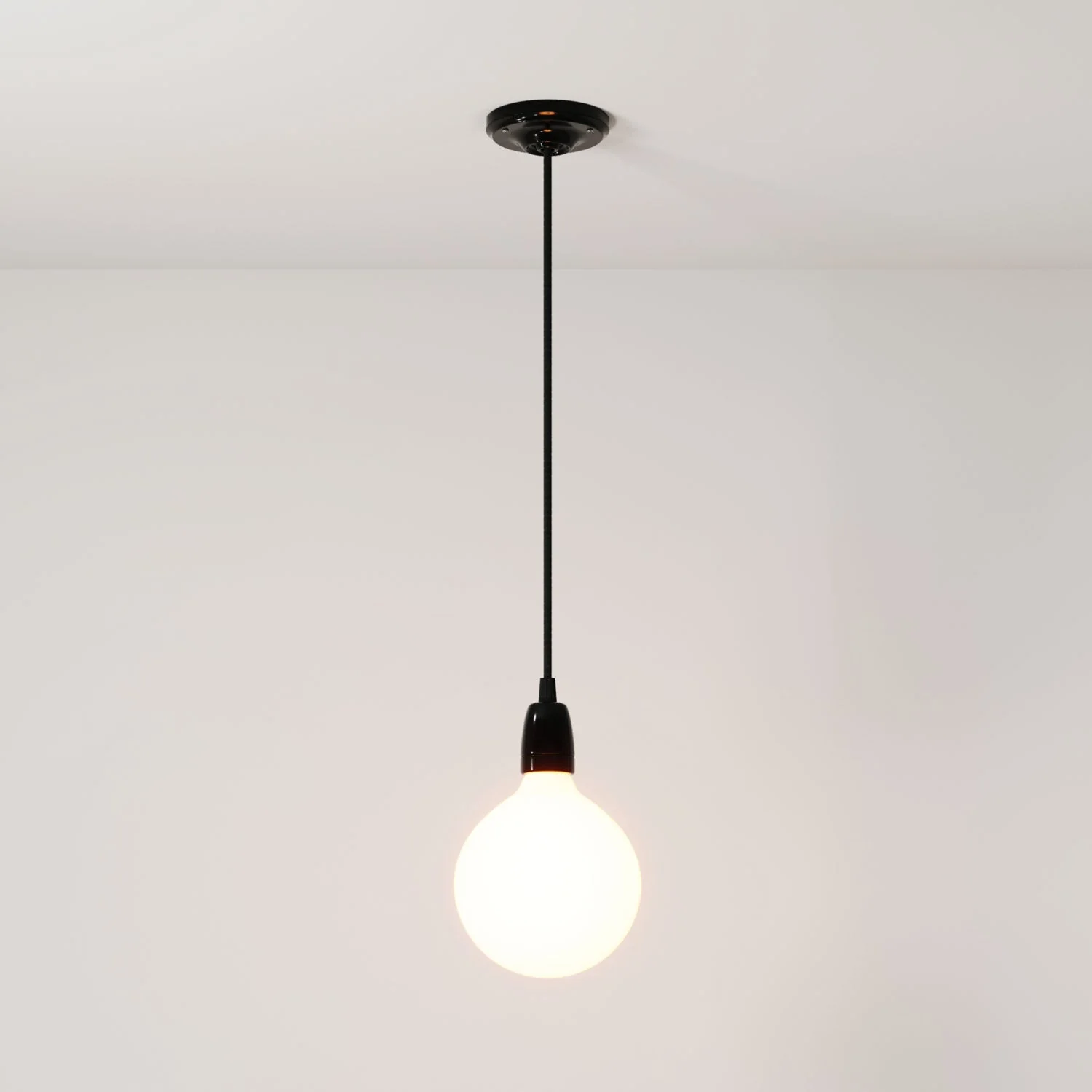 Lampada a sospensione completa di cavo tessile e finiture in porcellana colorata - Nero
