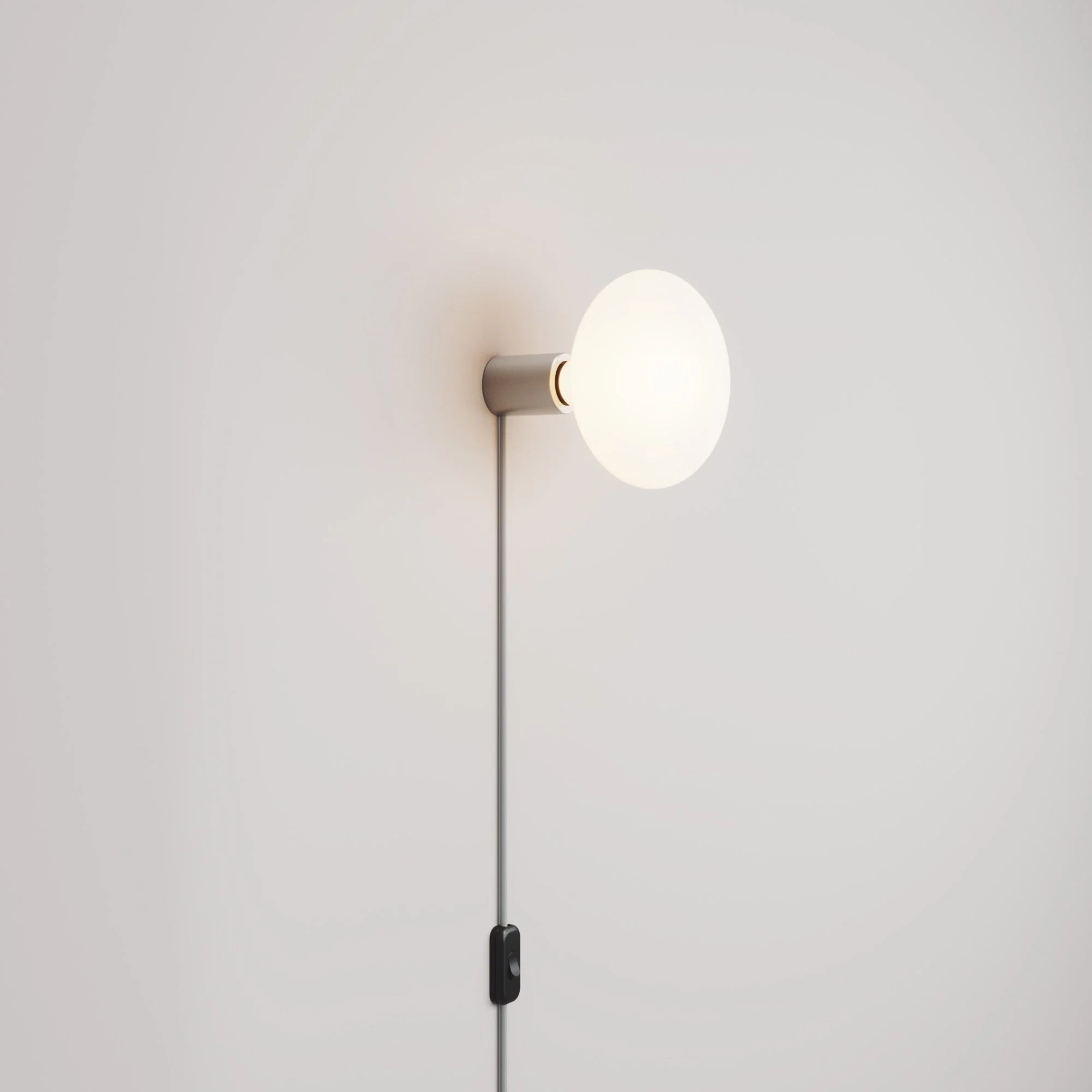 Lampada con spina con finitura metallica e lampadina LED Ellipse effetto porcellana - Titanio satinato