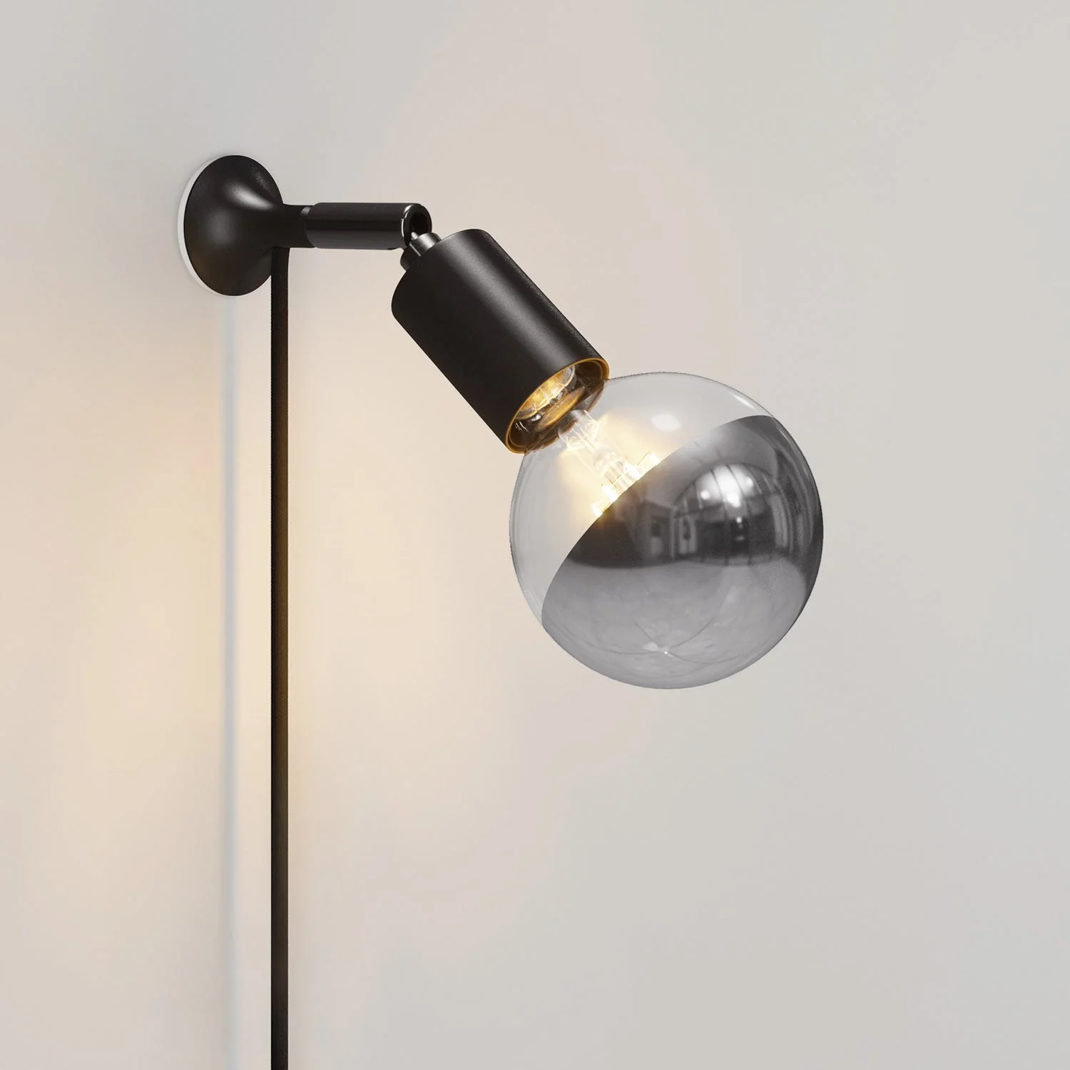 Lampada da parete MAG-Y con snodo, lampadina mezza sfera e spina UK - Nero