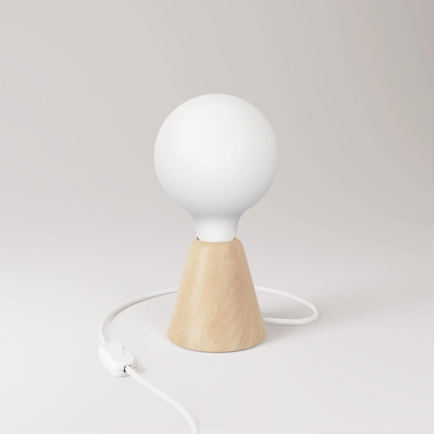 Lampada da tavolo con base in ontano, lampadina a effetto porcellana, cavo RM01 e spina UK