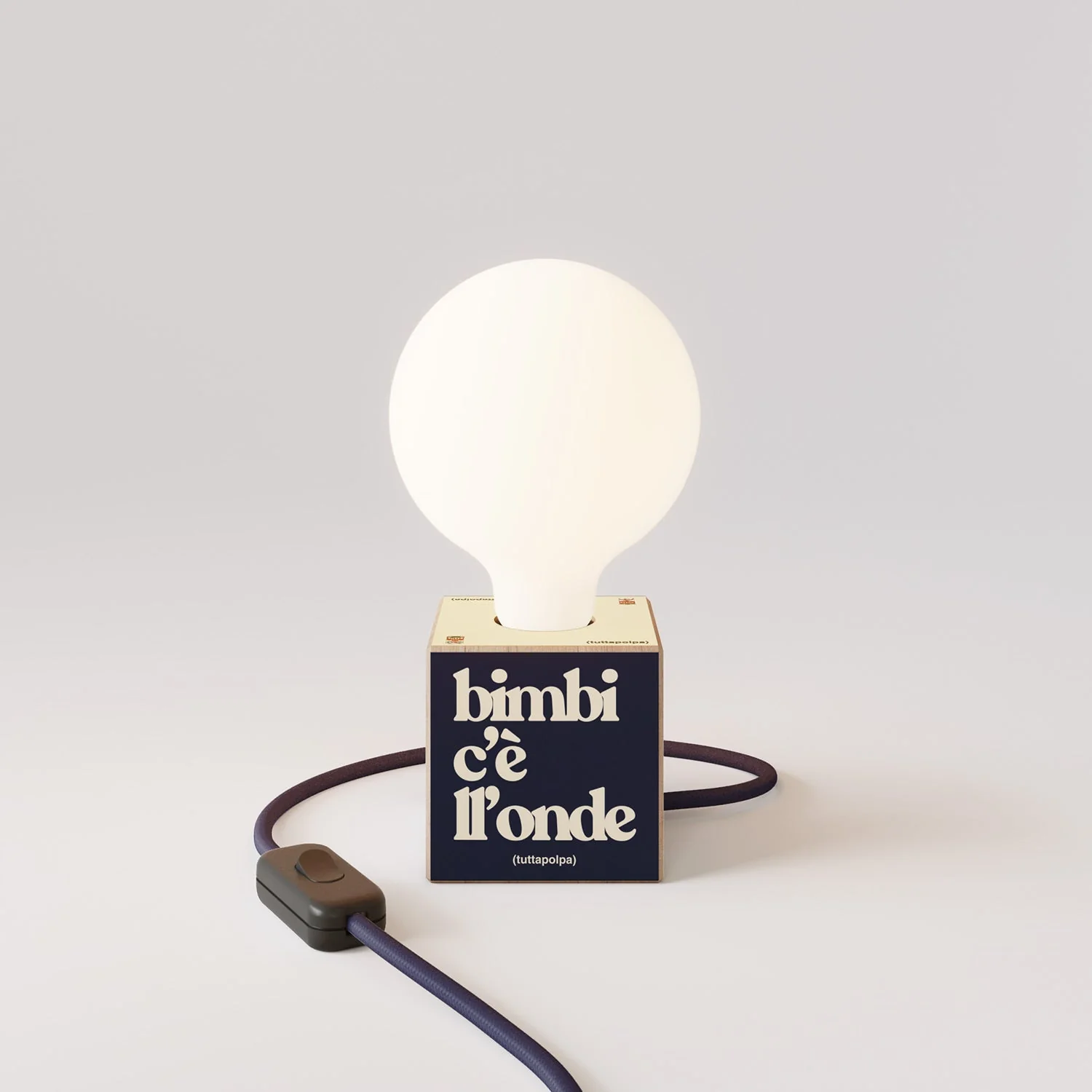 Lampada da tavolo Cubetto "Bimbi c’è l’onde" con lampadina globo effetto porcellana - Tuttapolpa - Image 4