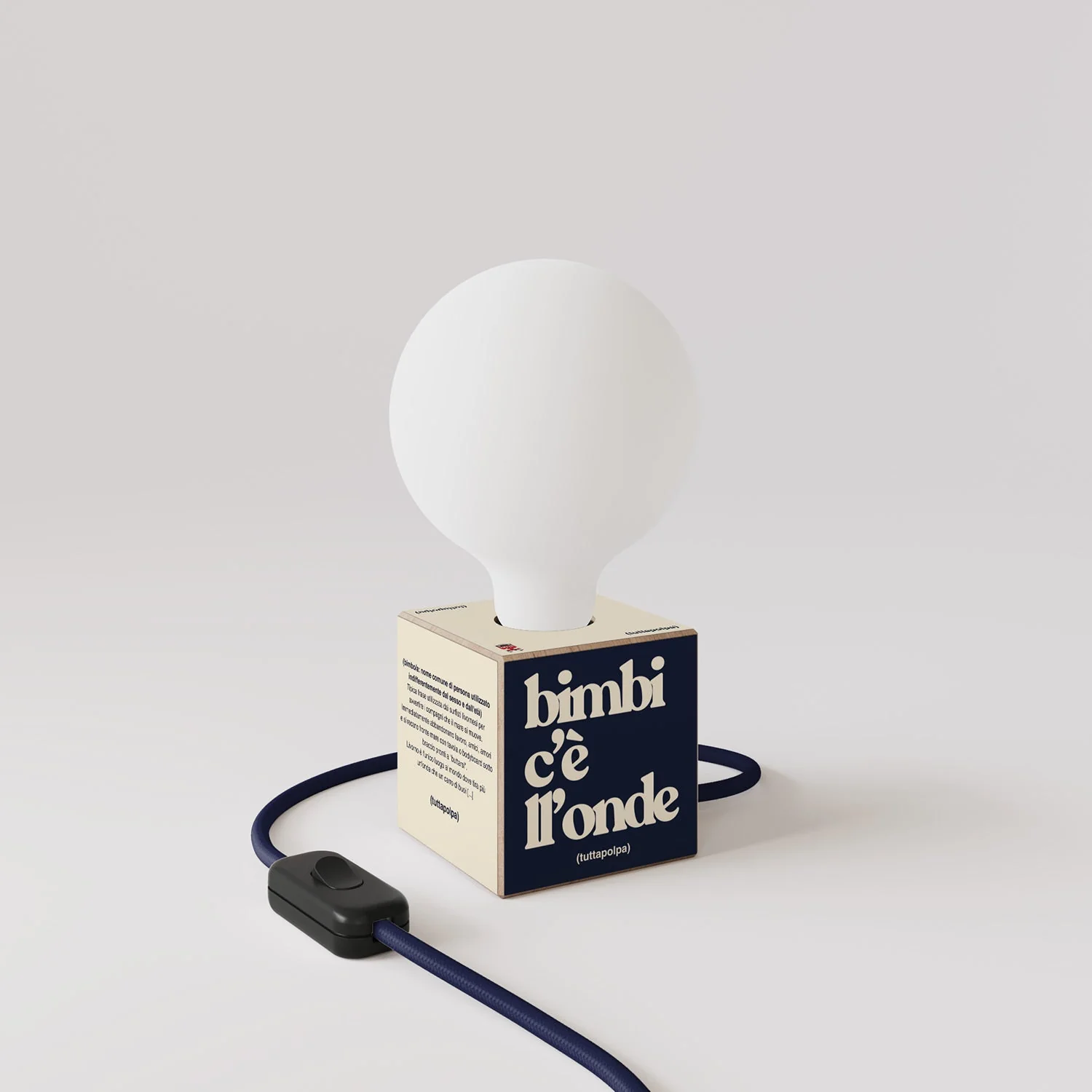 Lampada da tavolo Cubetto "Bimbi c’è l’onde" con spina inglese e lampadina globo effetto porcellana - Tuttapolpa - Image 3