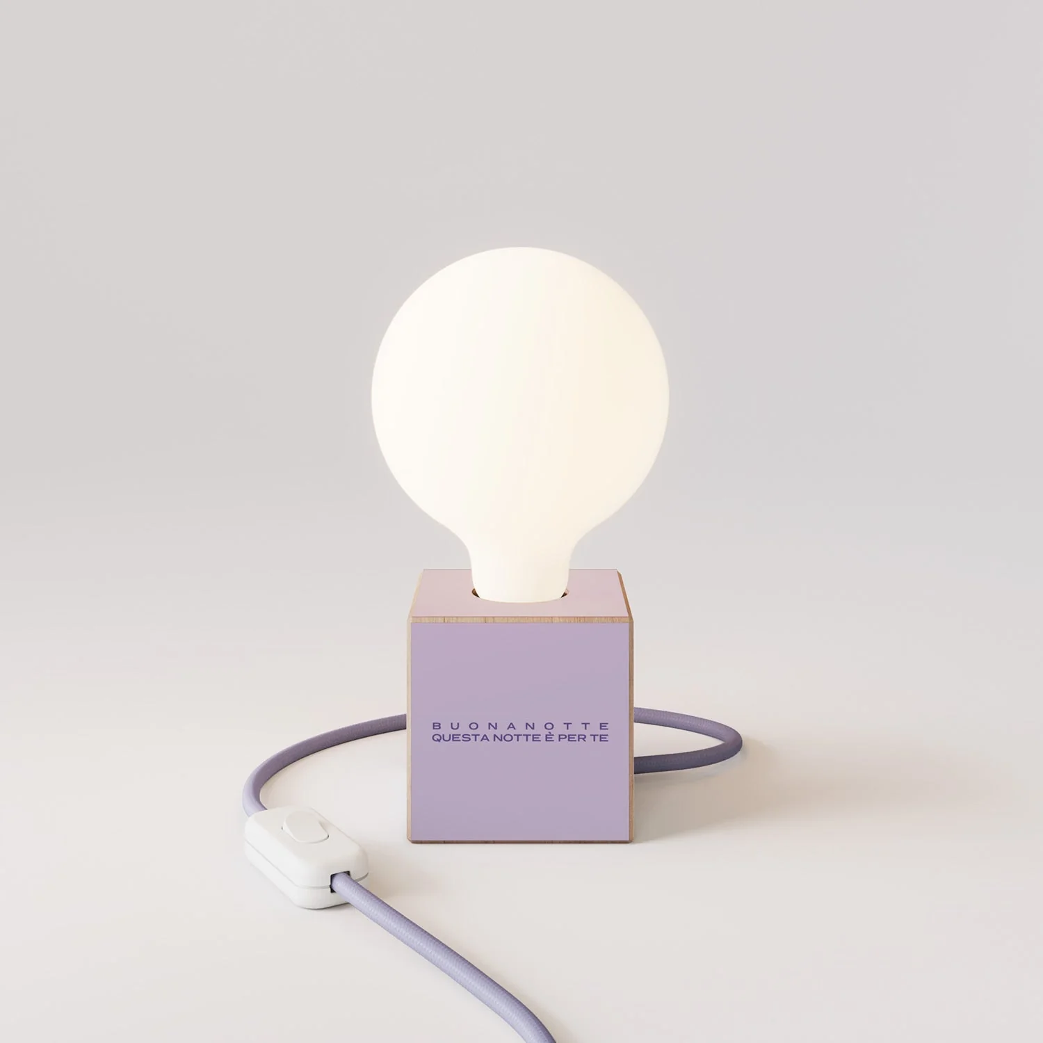 Lampada da tavolo Cubetto "Buonanotte fiorellino" con spina inglese e lampadina globo effetto porcellana - Santomanifesto - Image 4