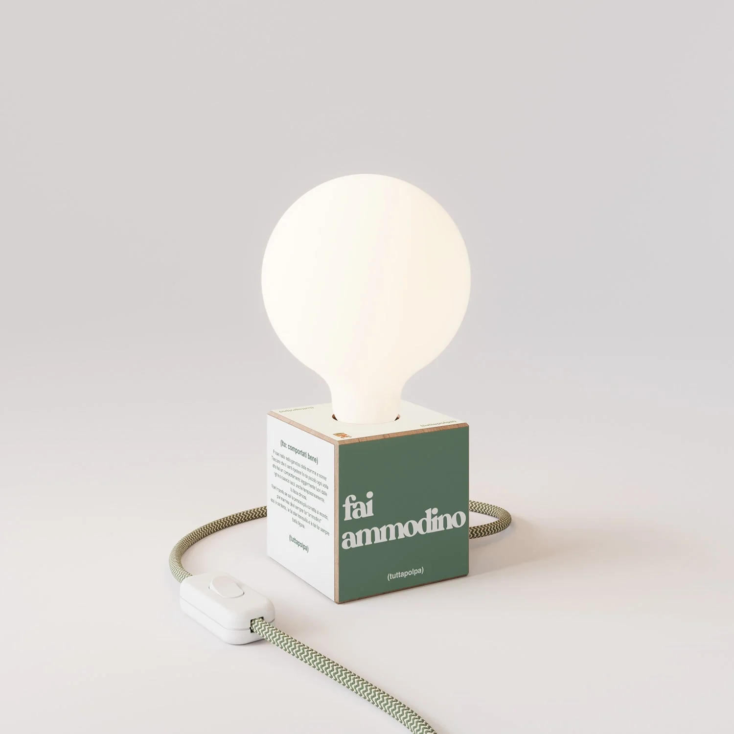 Lampada da tavolo Cubetto "Fai ammodino" con spina inglese e lampadina globo effetto porcellana - Tuttapolpa