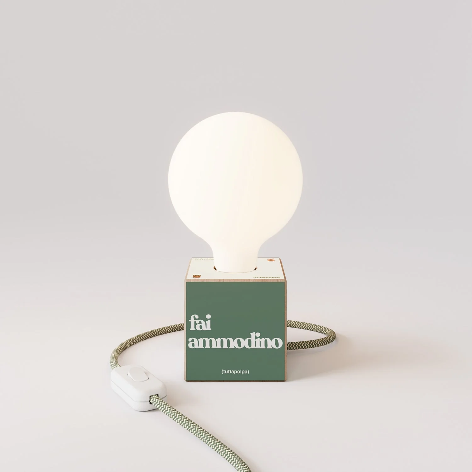 Lampada da tavolo Cubetto "Fai ammodino" con spina inglese e lampadina globo effetto porcellana - Tuttapolpa - Image 4