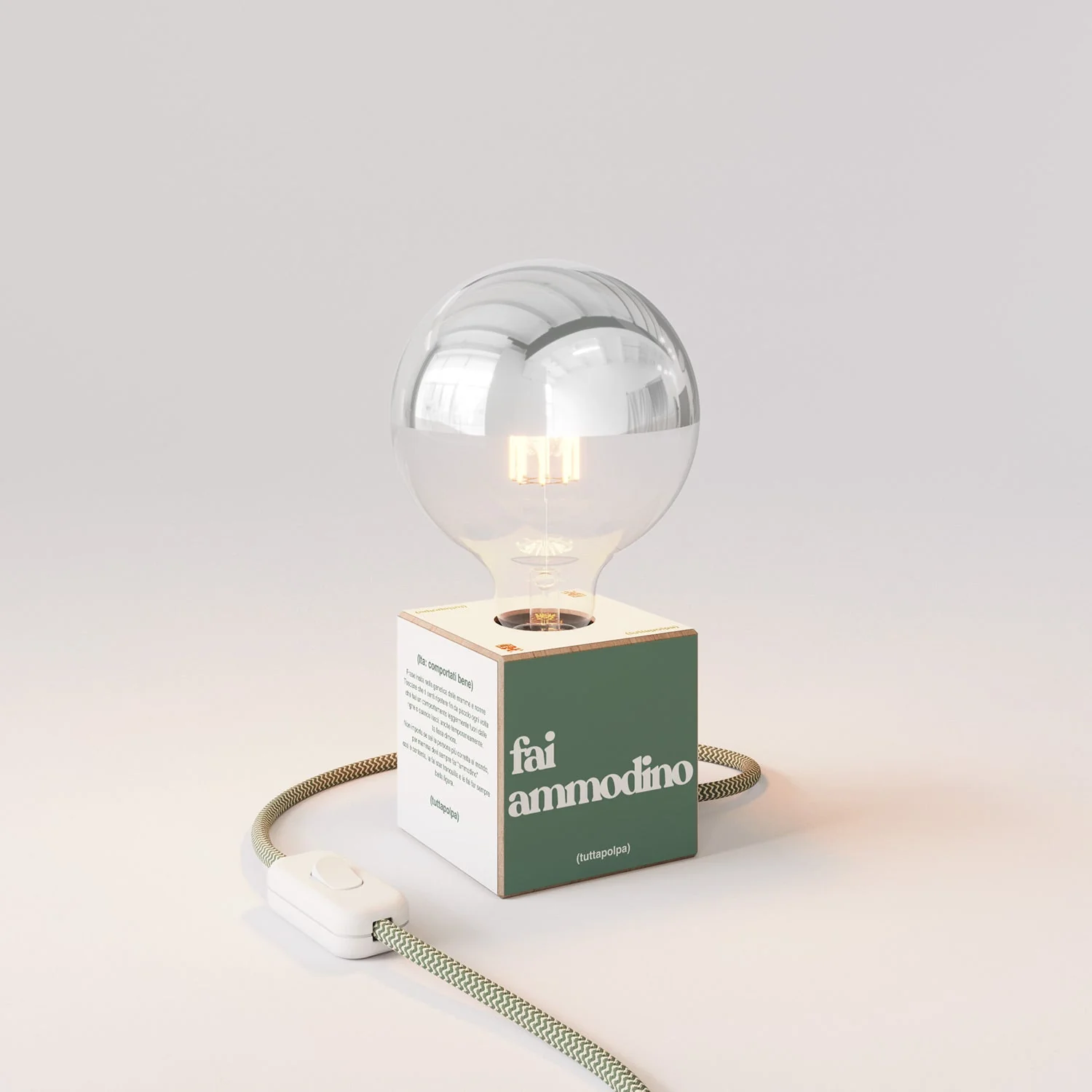Lampada da tavolo Cubetto "Fai ammodino" con spina inglese e lampadina globo mezza sfera argento - Tuttapolpa