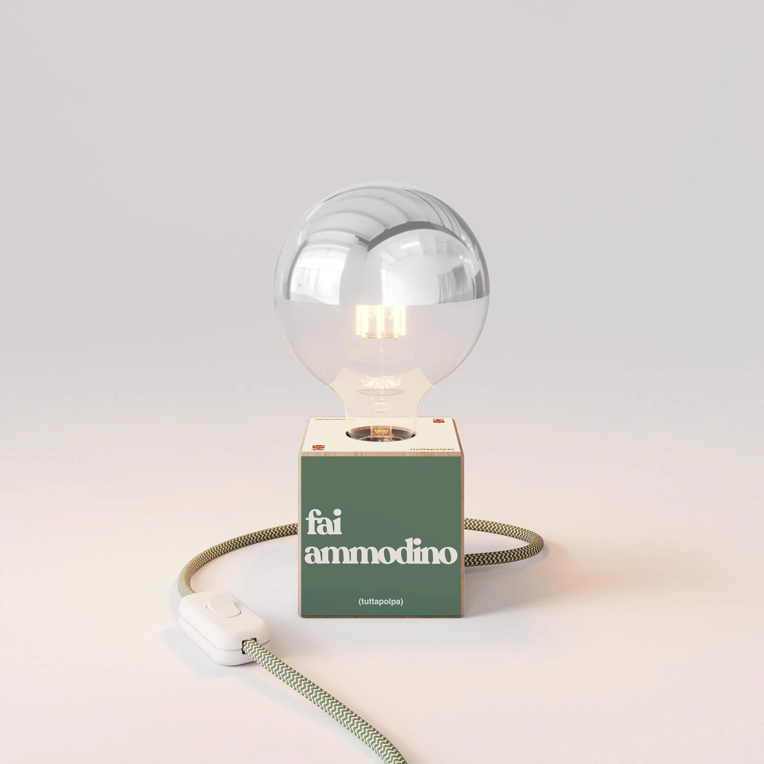 Lampada da tavolo Cubetto "Fai ammodino" con spina inglese e lampadina globo mezza sfera argento - Tuttapolpa - Image 4