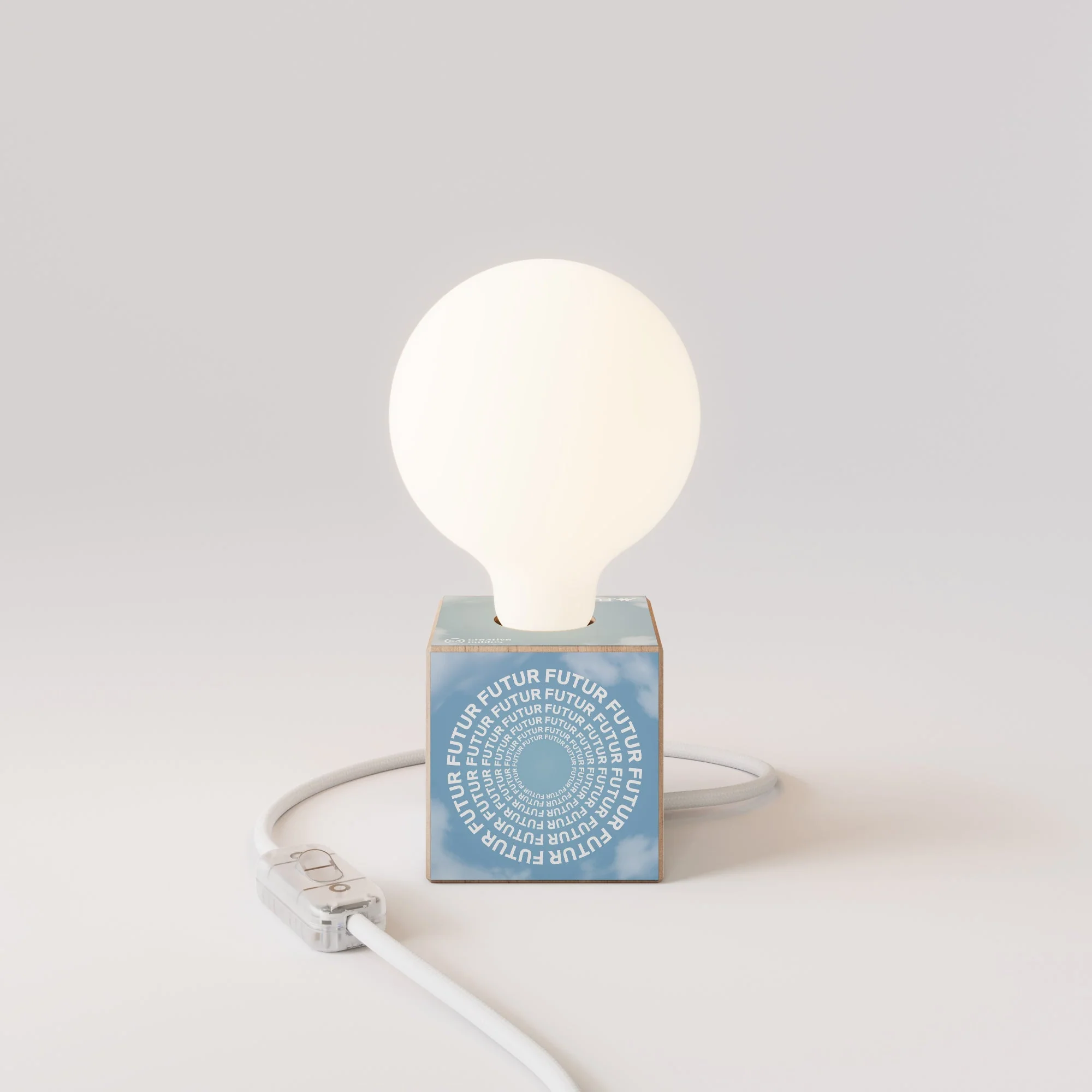 Lampada da tavolo Cubetto "Futur" con lampadina globo effetto porcellana - Futur festival - Image 4