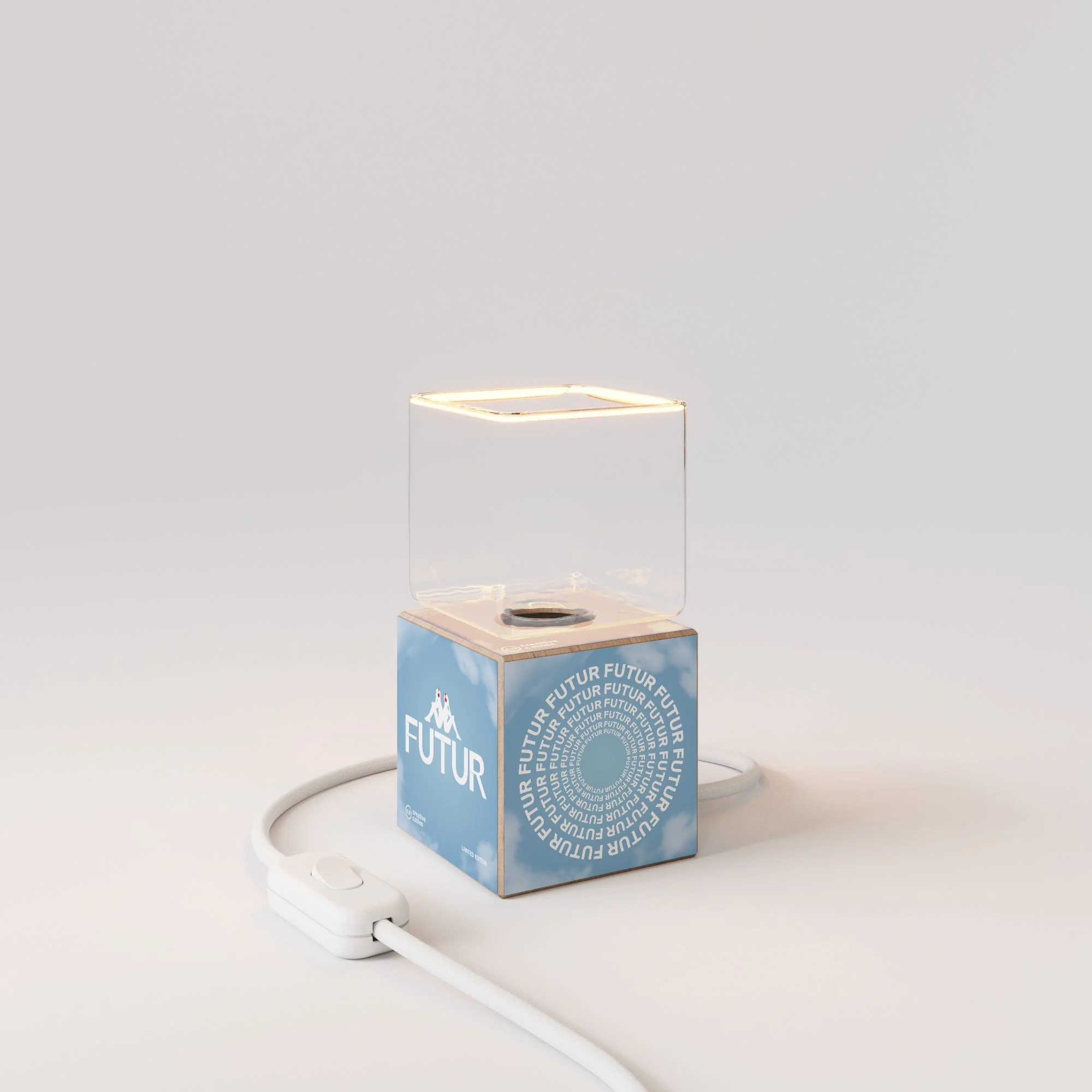 Lampada da tavolo Cubetto "Futur" con spina inglese e lampadina Ghost - Futur Festival
