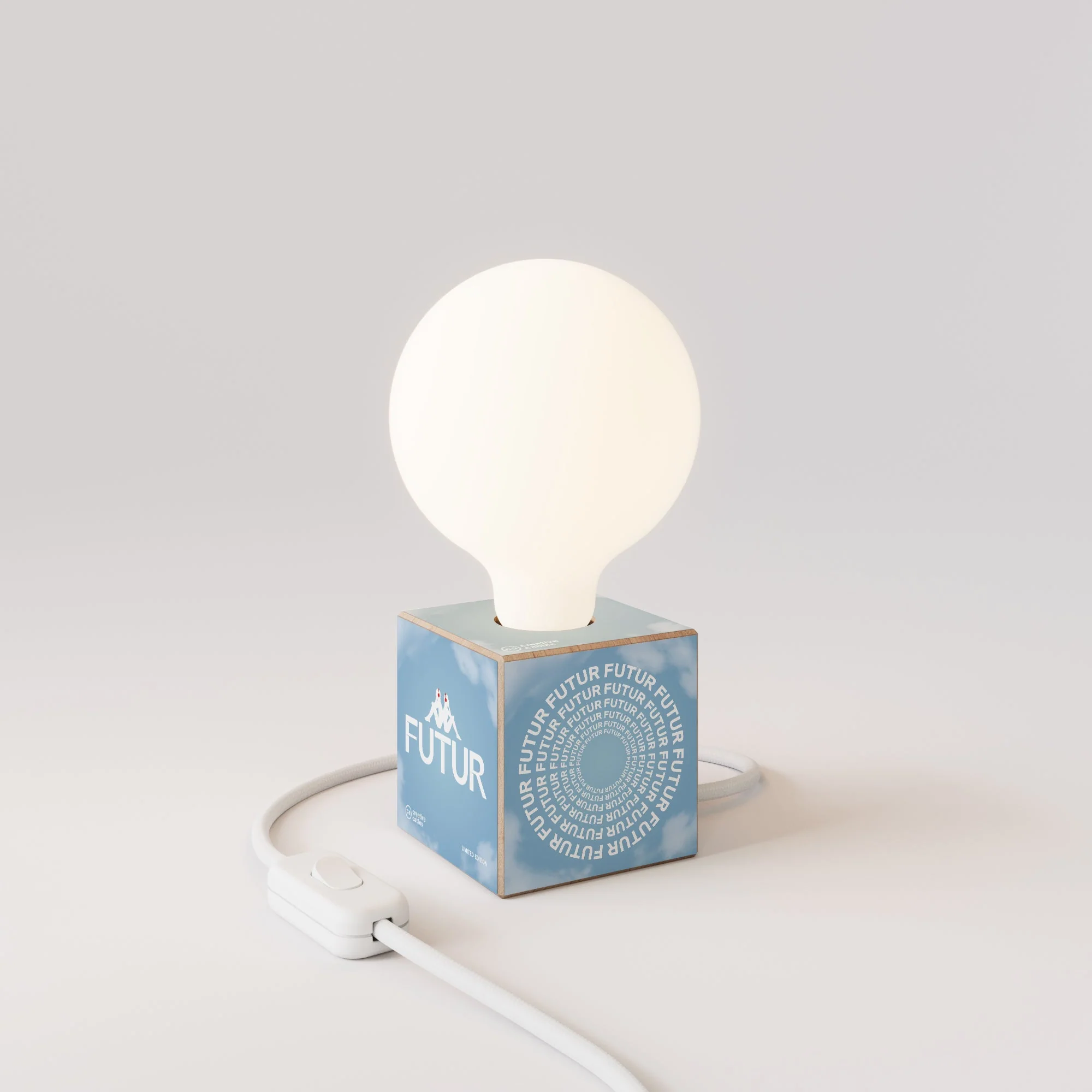 Lampada da tavolo Cubetto "Futur" con spina inglese e lampadina globo effetto porcellana - Futur festival