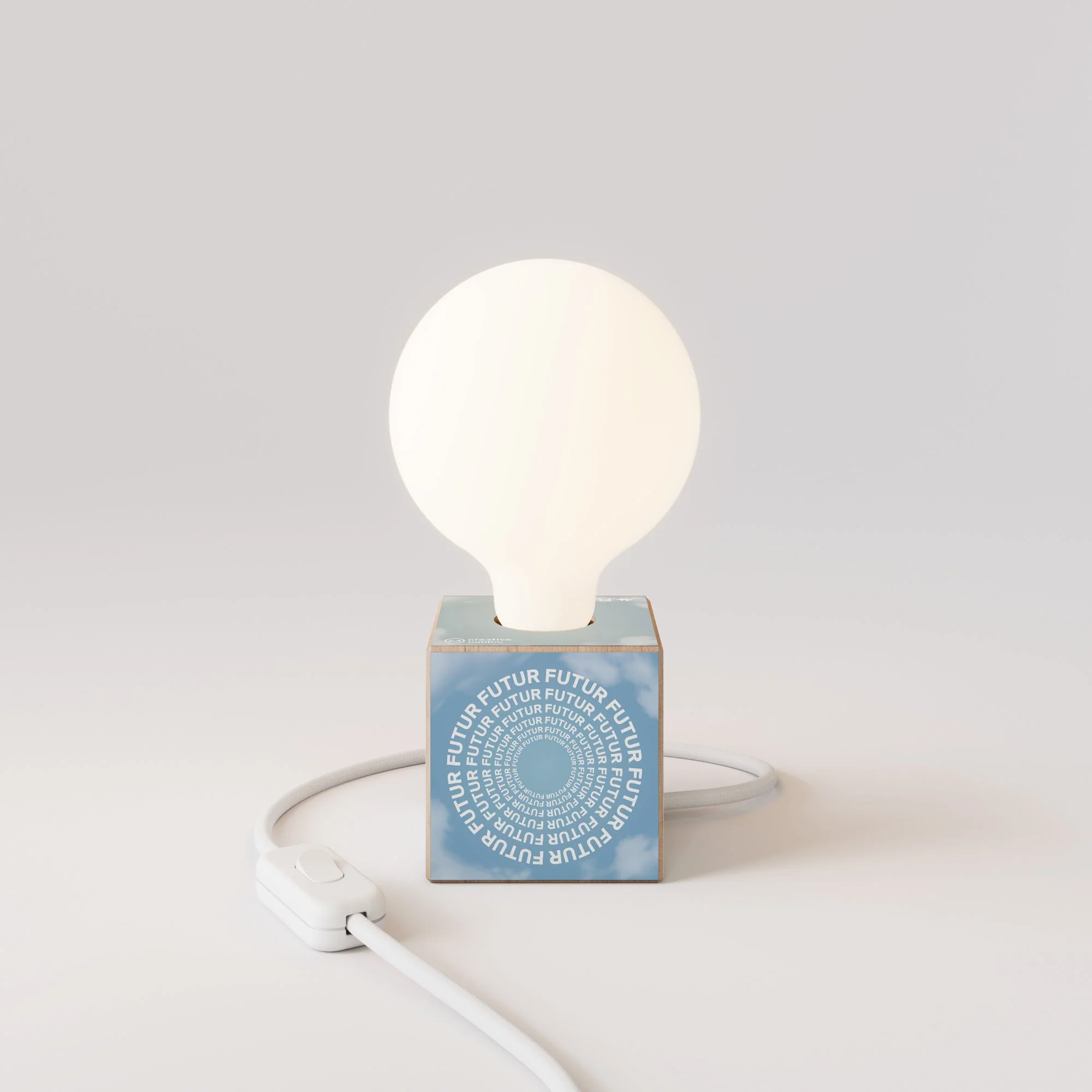 Lampada da tavolo Cubetto "Futur" con spina inglese e lampadina globo effetto porcellana - Futur festival - Image 4