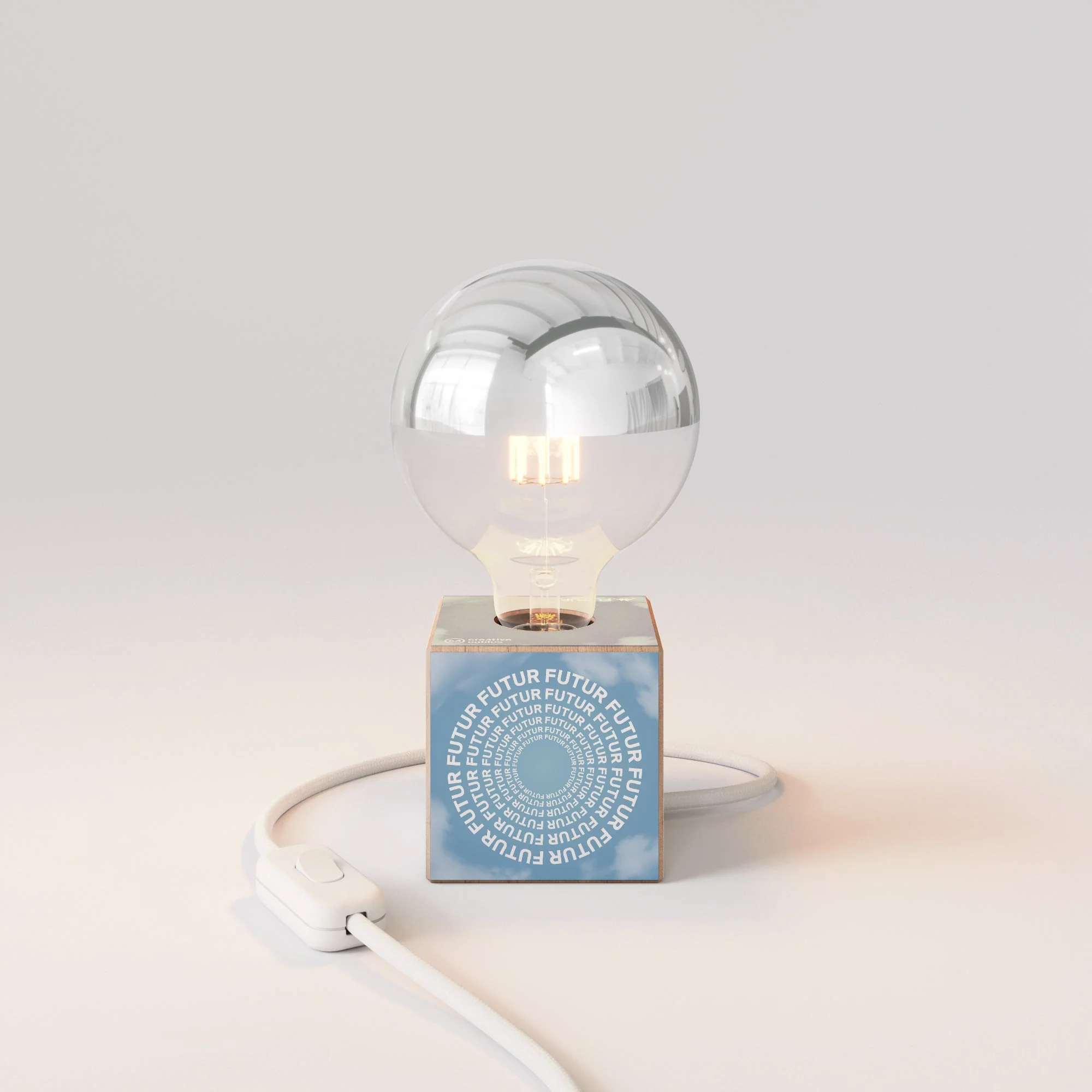 Lampada da tavolo Cubetto "Futur" con spina inglese e lampadina globo mezza sfera argento - Futur Festival - Image 4