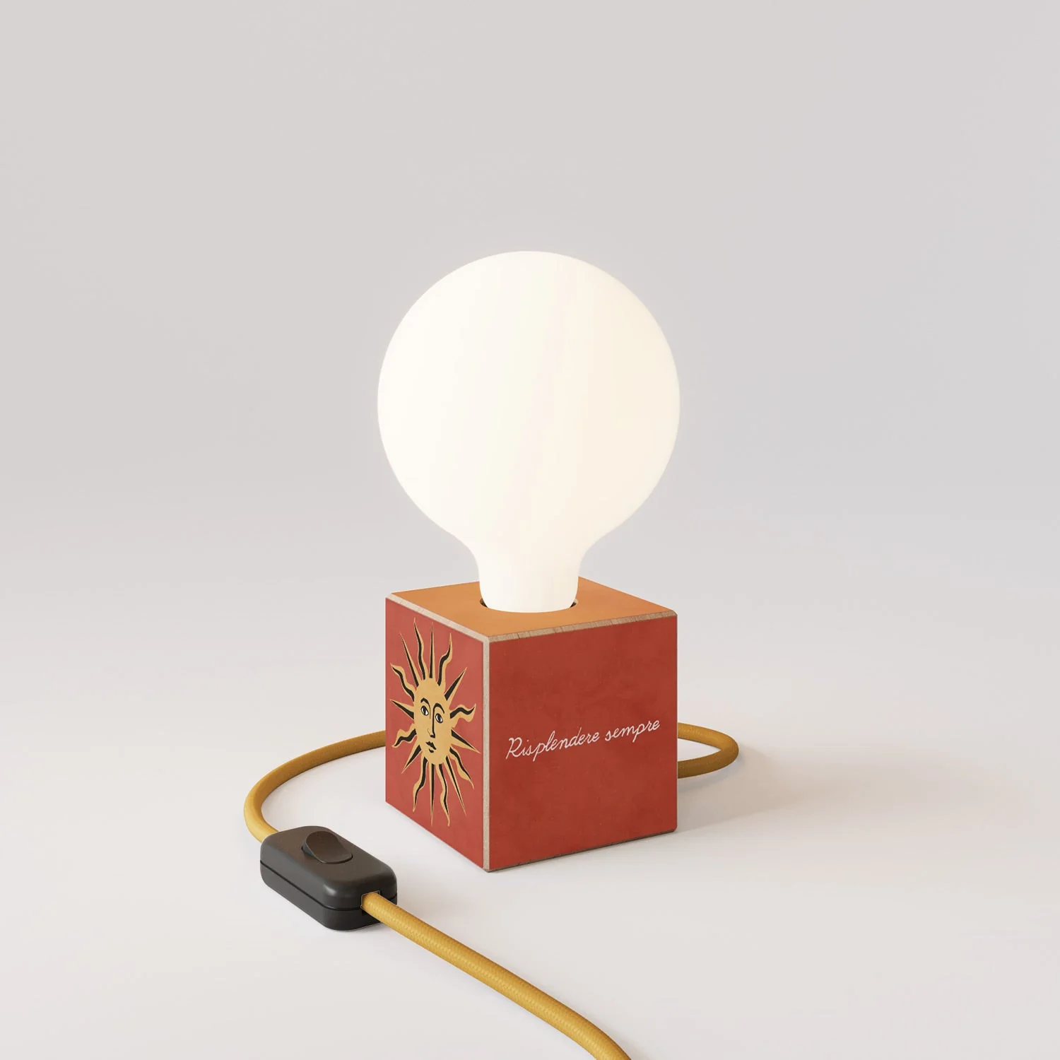 Lampada da tavolo Cubetto "Il sole" con spina inglese e lampadina globo effetto porcellana - Santomanifesto