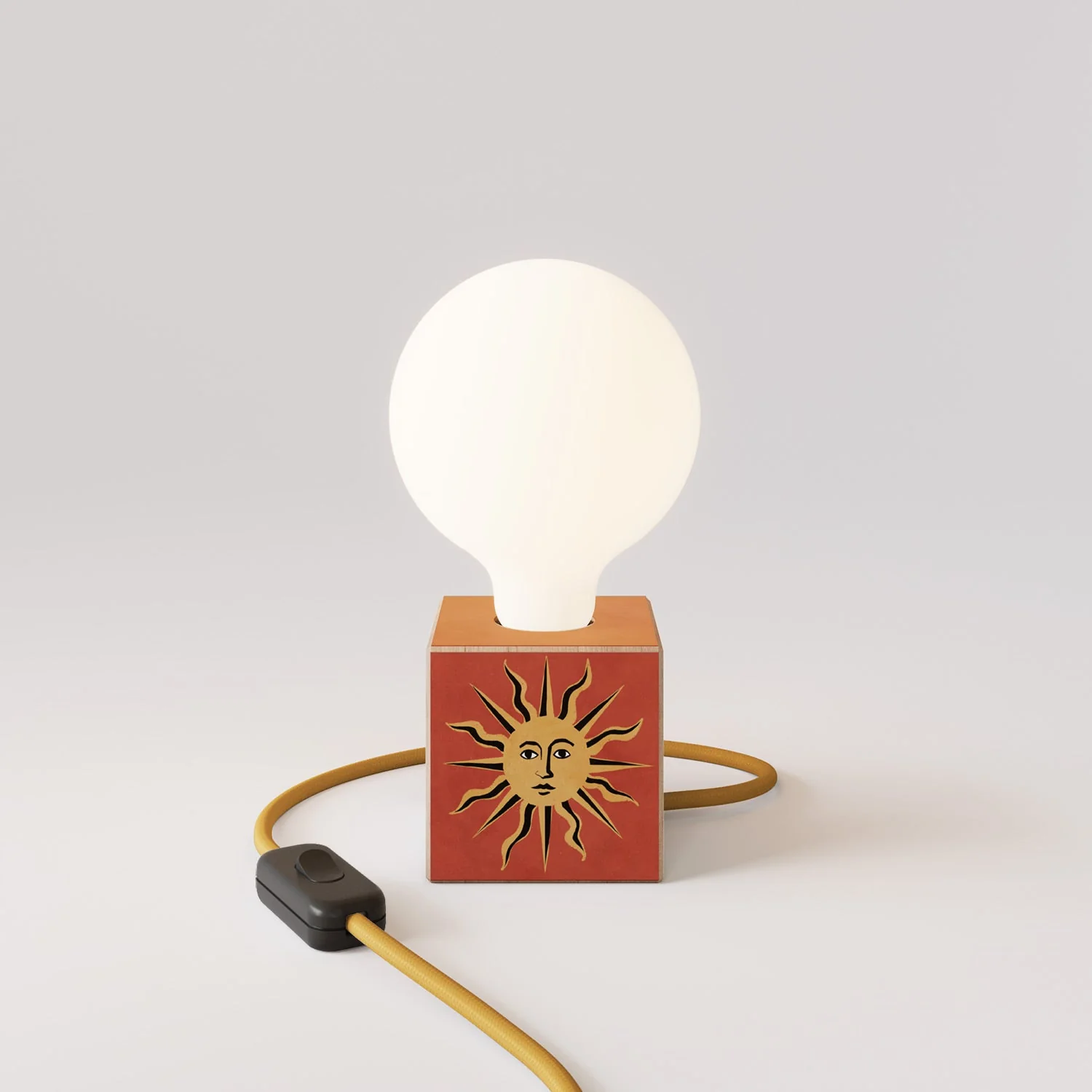 Lampada da tavolo Cubetto "Il sole" con spina inglese e lampadina globo effetto porcellana - Santomanifesto - Image 4