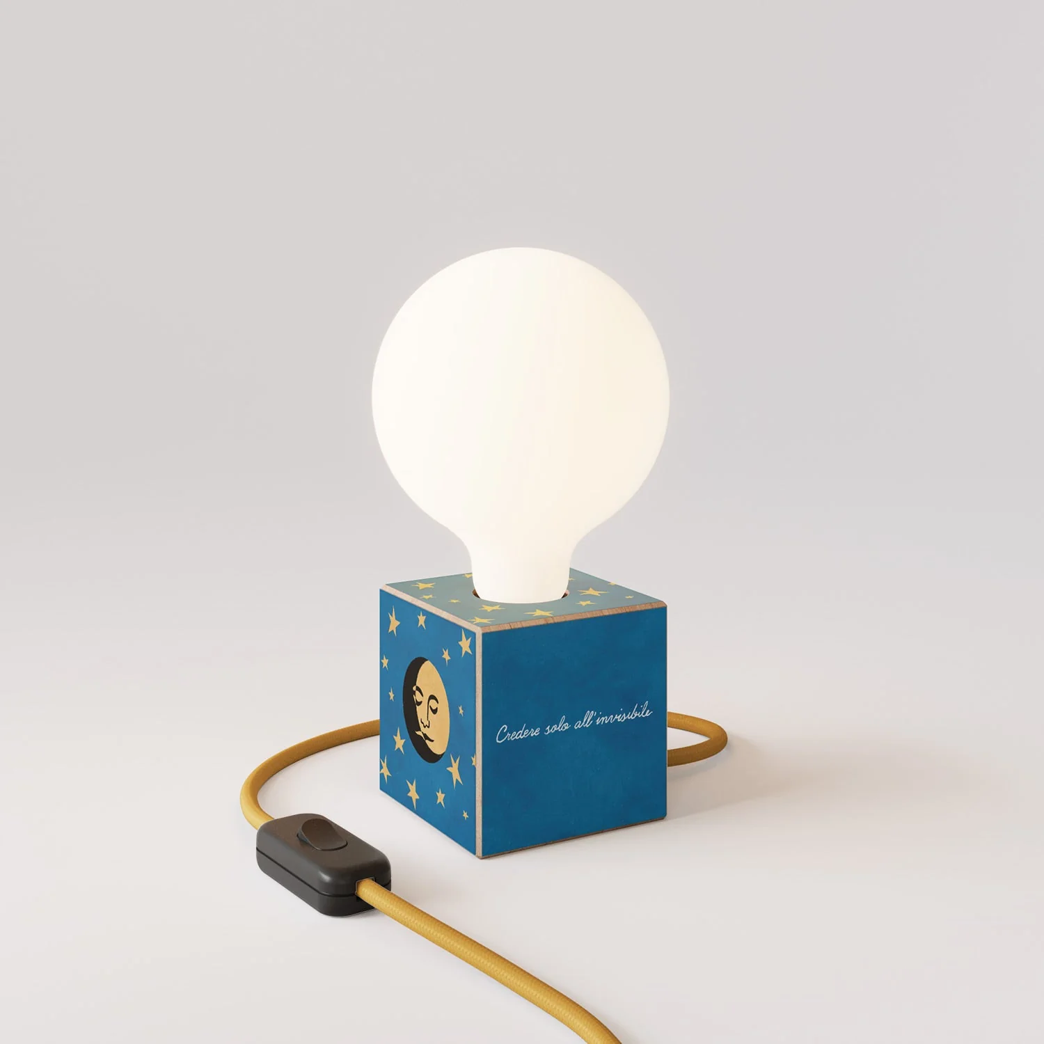 Lampada da tavolo Cubetto "La luna" con spina inglese e lampadina globo effetto porcellana - Santomanifesto