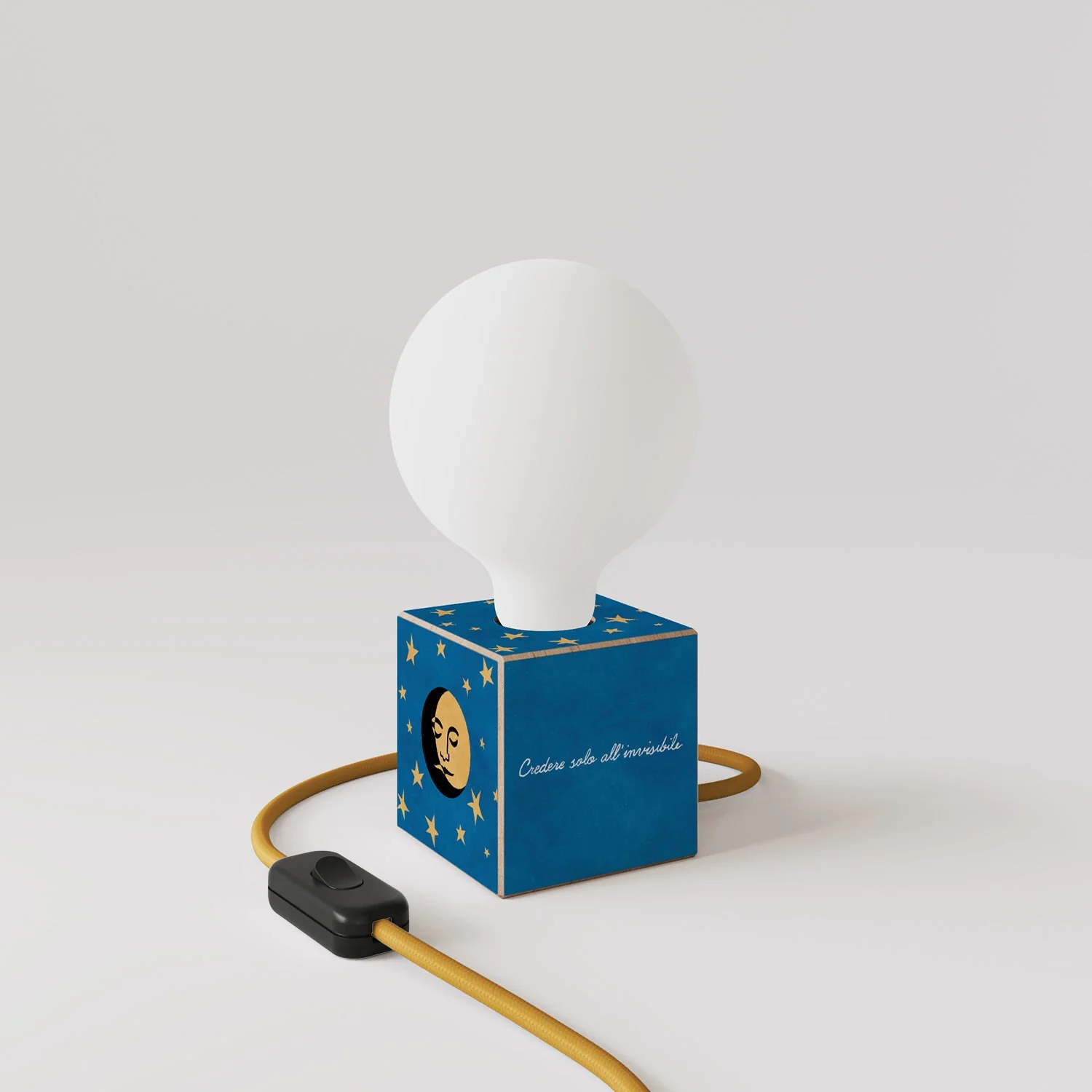 Lampada da tavolo Cubetto "La luna" con spina inglese e lampadina globo effetto porcellana - Santomanifesto - Image 3