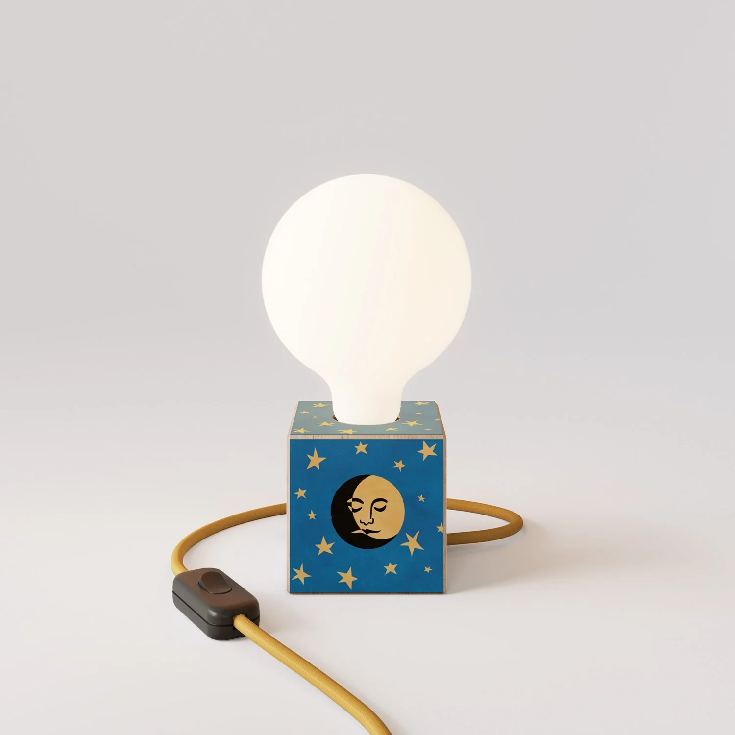 Lampada da tavolo Cubetto "La luna" con spina inglese e lampadina globo effetto porcellana - Santomanifesto - Image 4