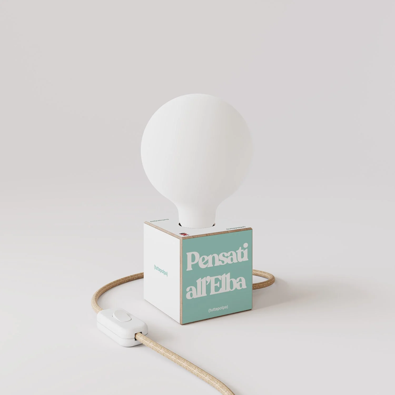 Lampada da tavolo Cubetto "Pensati all’Elba" con spina inglese e lampadina globo effetto porcellana - Tuttapolpa - Image 3