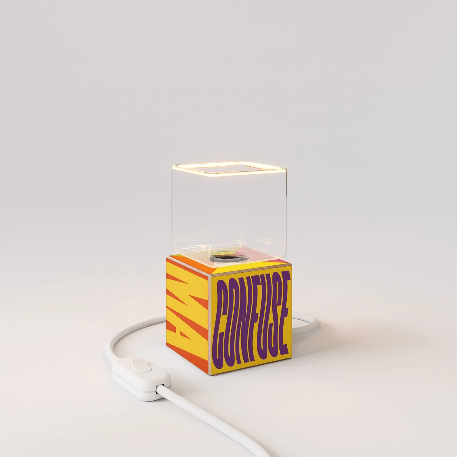 Lampada da tavolo Cubetto "Poche idee ma confuse" con spina inglese e lampadina Ghost - Santomanifesto