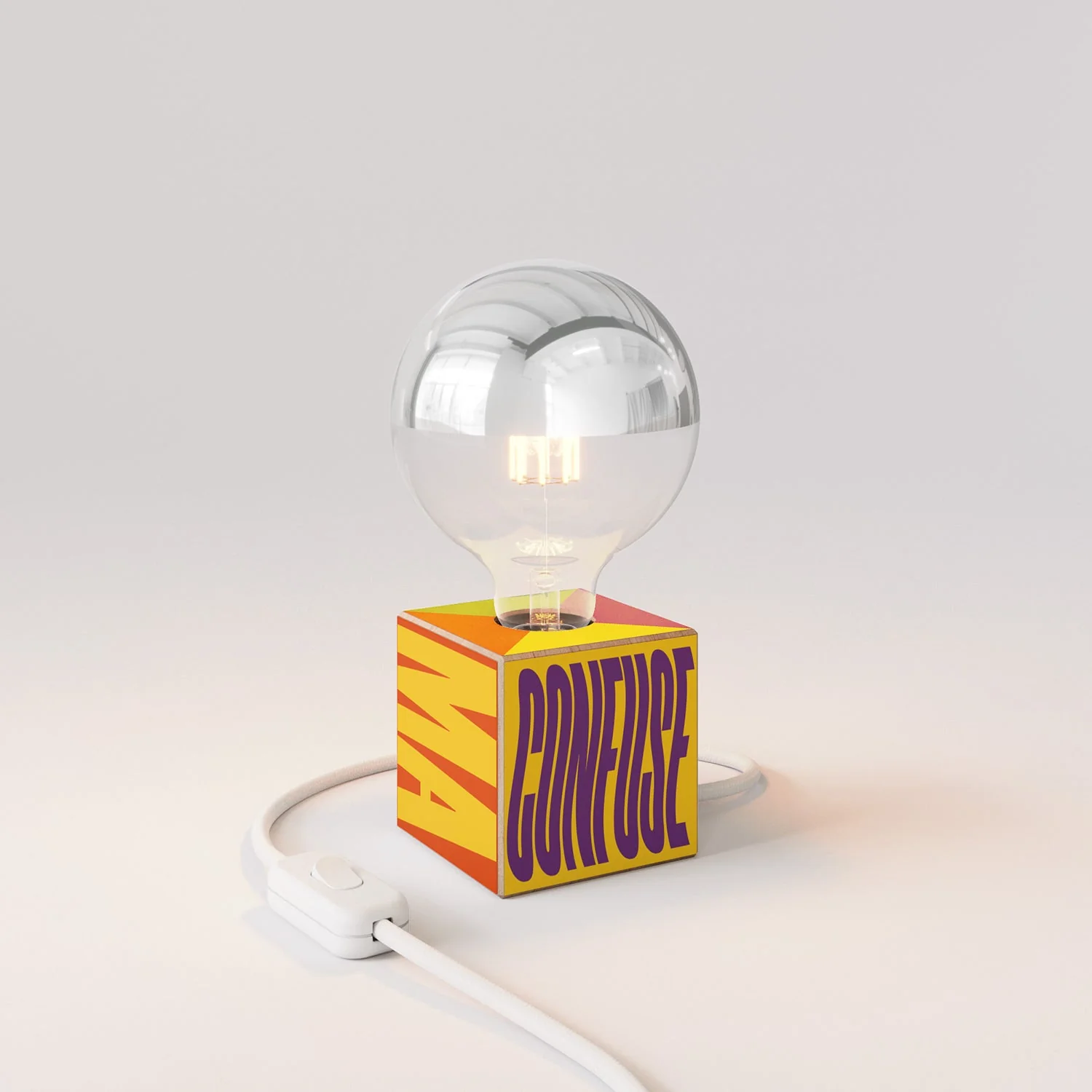 Lampada da tavolo Cubetto "Poche idee ma confuse" con spina inglese e lampadina globo mezza sfera argento - Santomanifesto