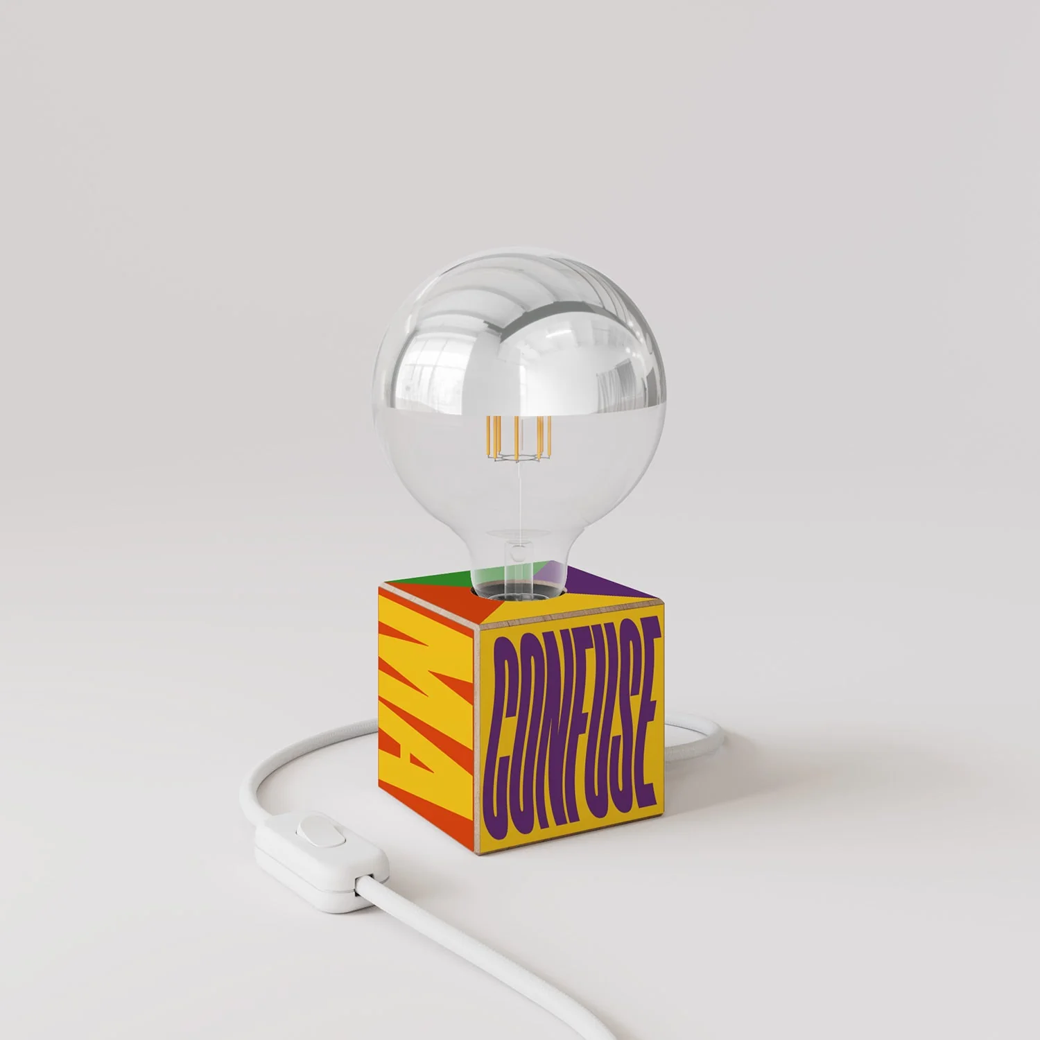 Lampada da tavolo Cubetto "Poche idee ma confuse" con spina inglese e lampadina globo mezza sfera argento - Santomanifesto - Image 3