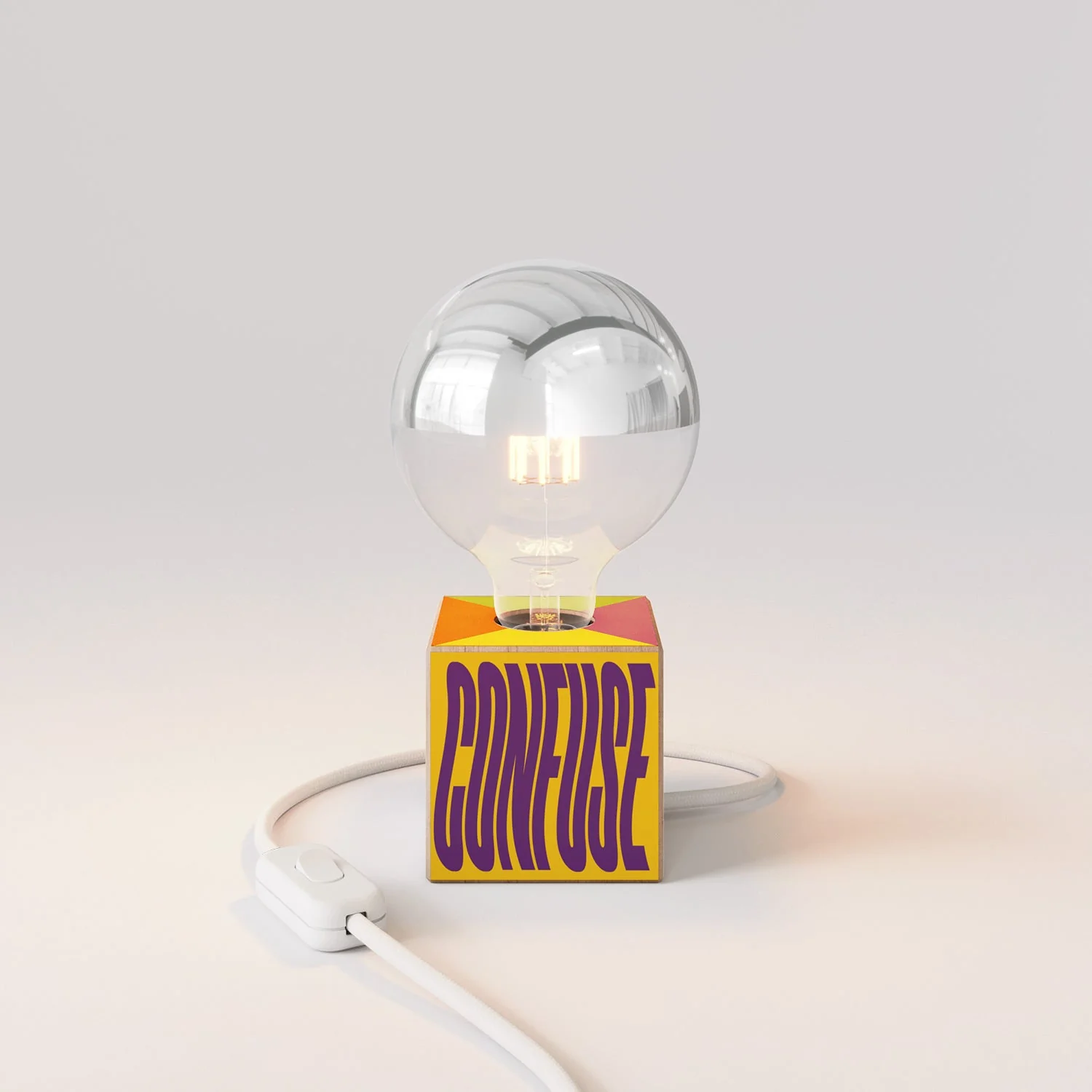 Lampada da tavolo Cubetto "Poche idee ma confuse" con spina inglese e lampadina globo mezza sfera argento - Santomanifesto - Image 4
