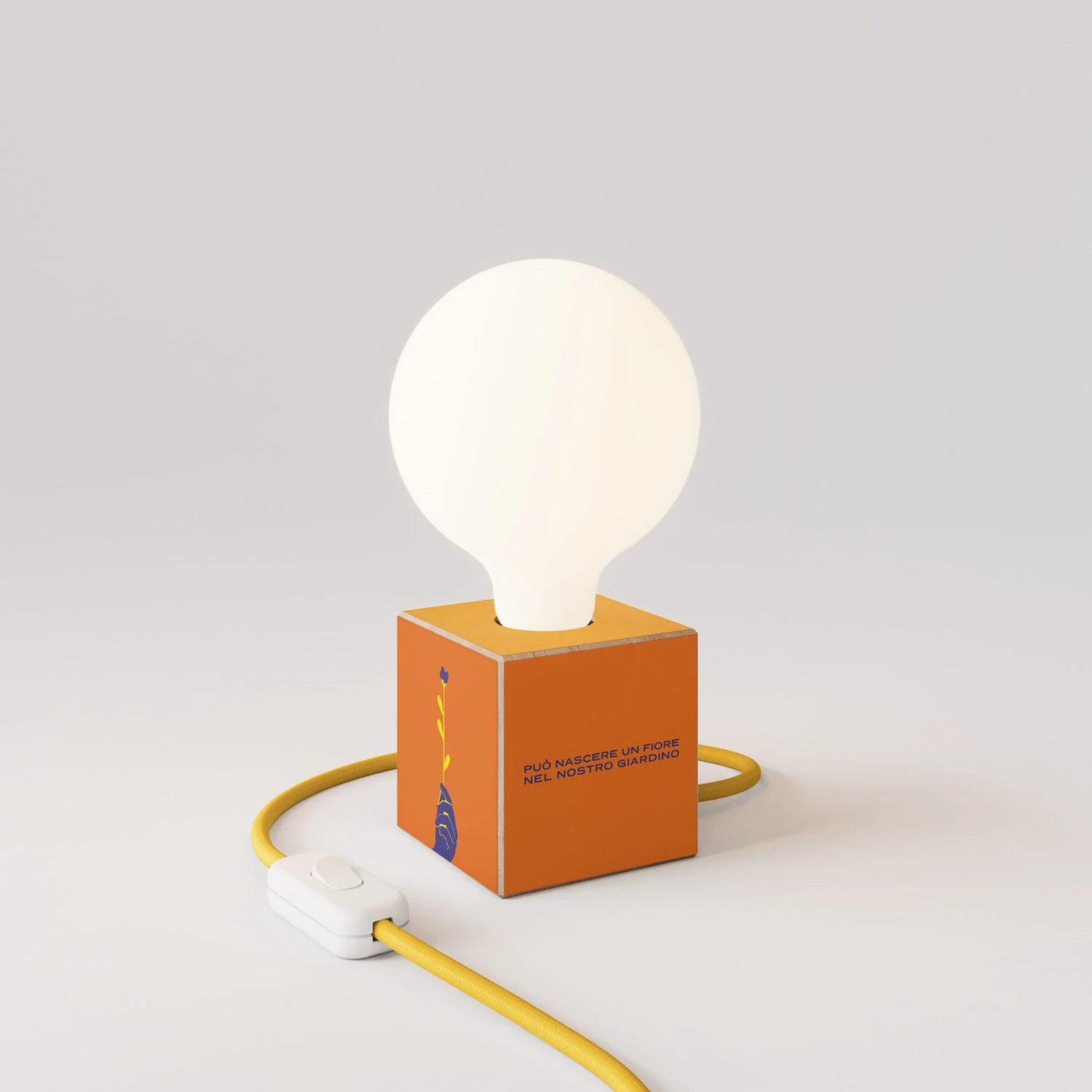 Lampada da tavolo Cubetto "Può nascere un fiore" con spina inglese e lampadina globo effetto porcellana - Santomanifesto