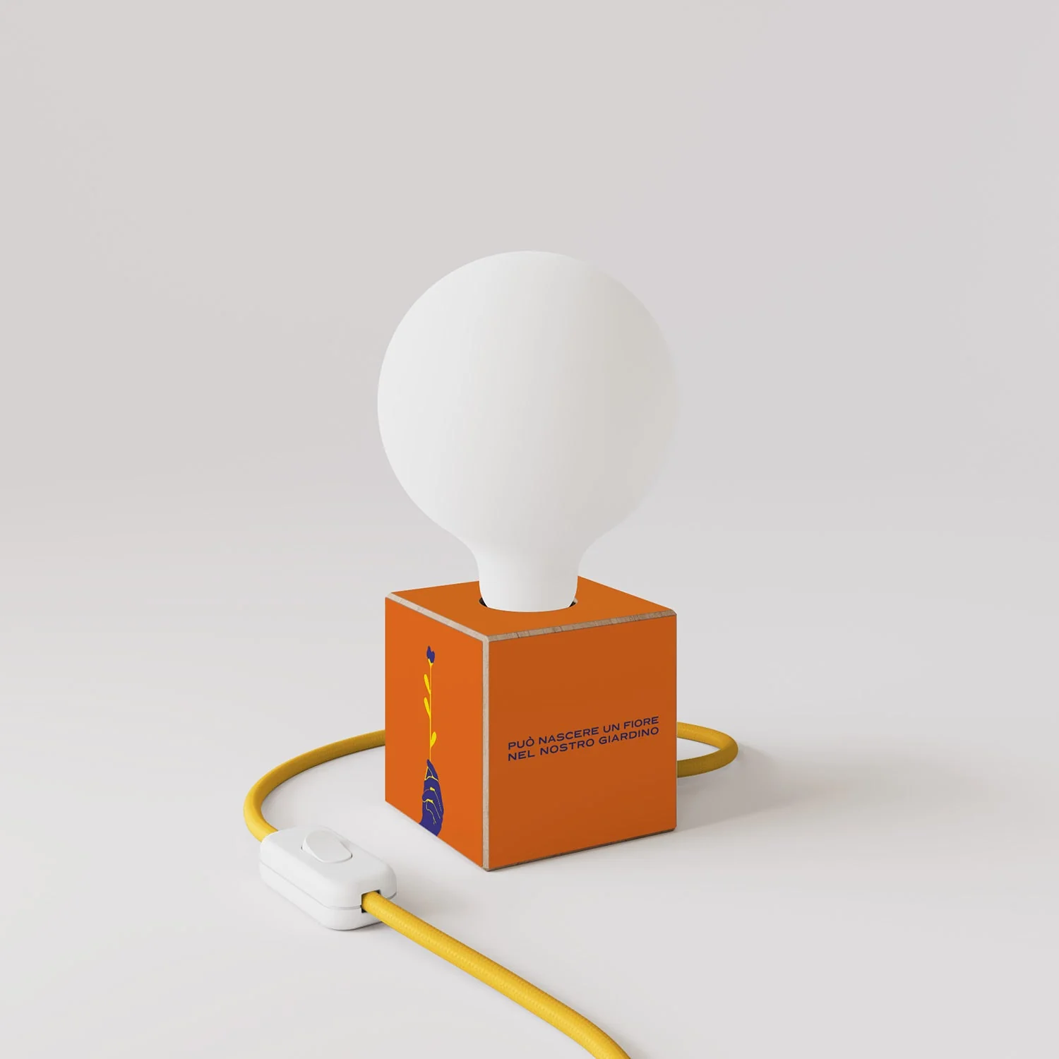 Lampada da tavolo Cubetto "Può nascere un fiore" con spina inglese e lampadina globo effetto porcellana - Santomanifesto - Image 3