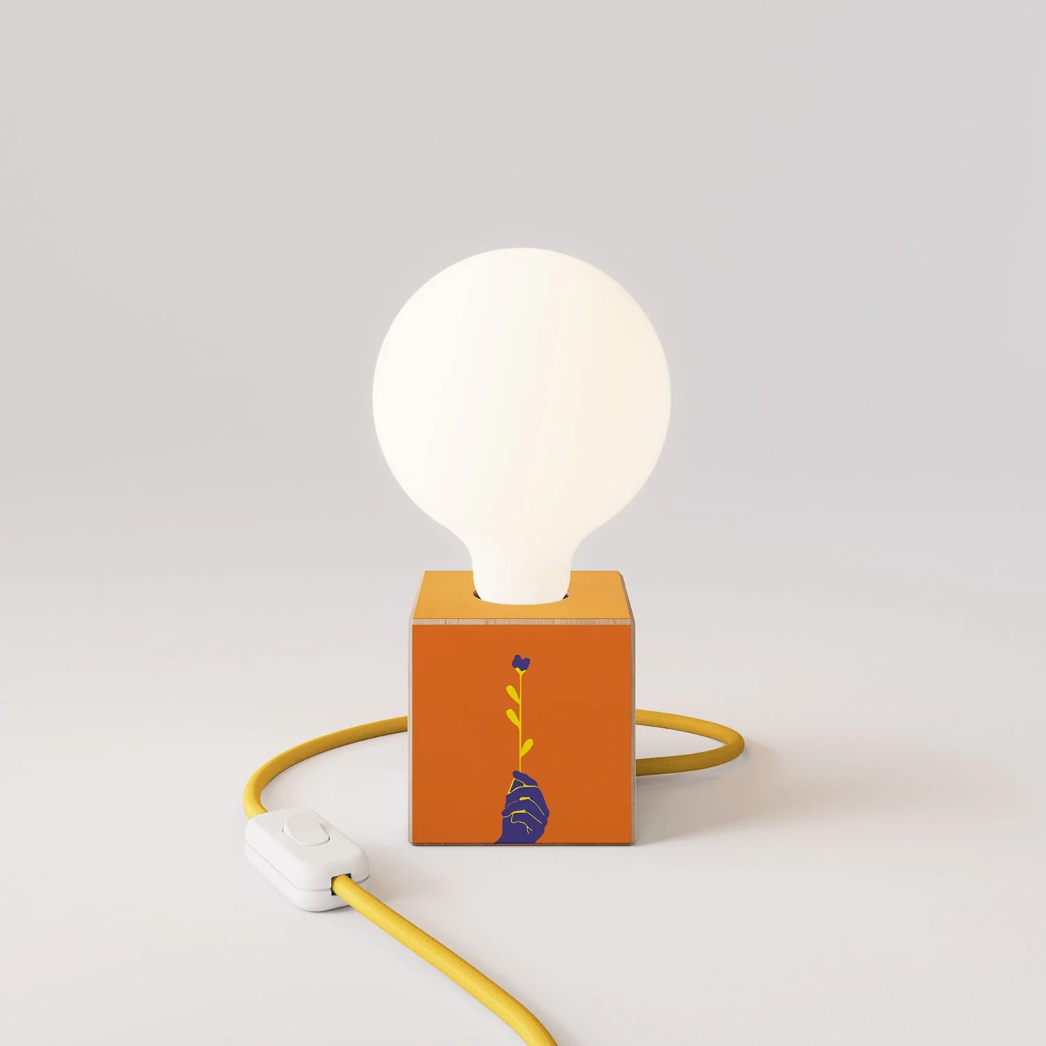 Lampada da tavolo Cubetto "Può nascere un fiore" con spina inglese e lampadina globo effetto porcellana - Santomanifesto - Image 4