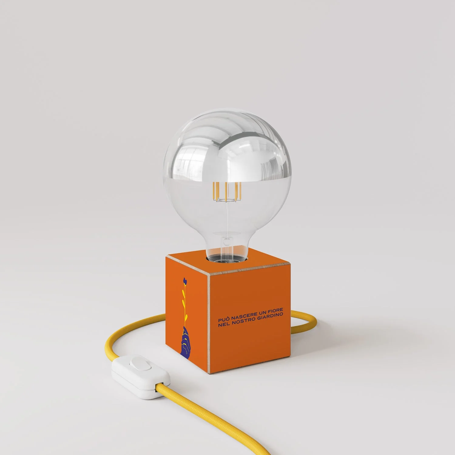 Lampada da tavolo Cubetto "Può nascere un fiore" con spina inglese e lampadina globo mezza sfera argento - Santomanifesto - Image 3
