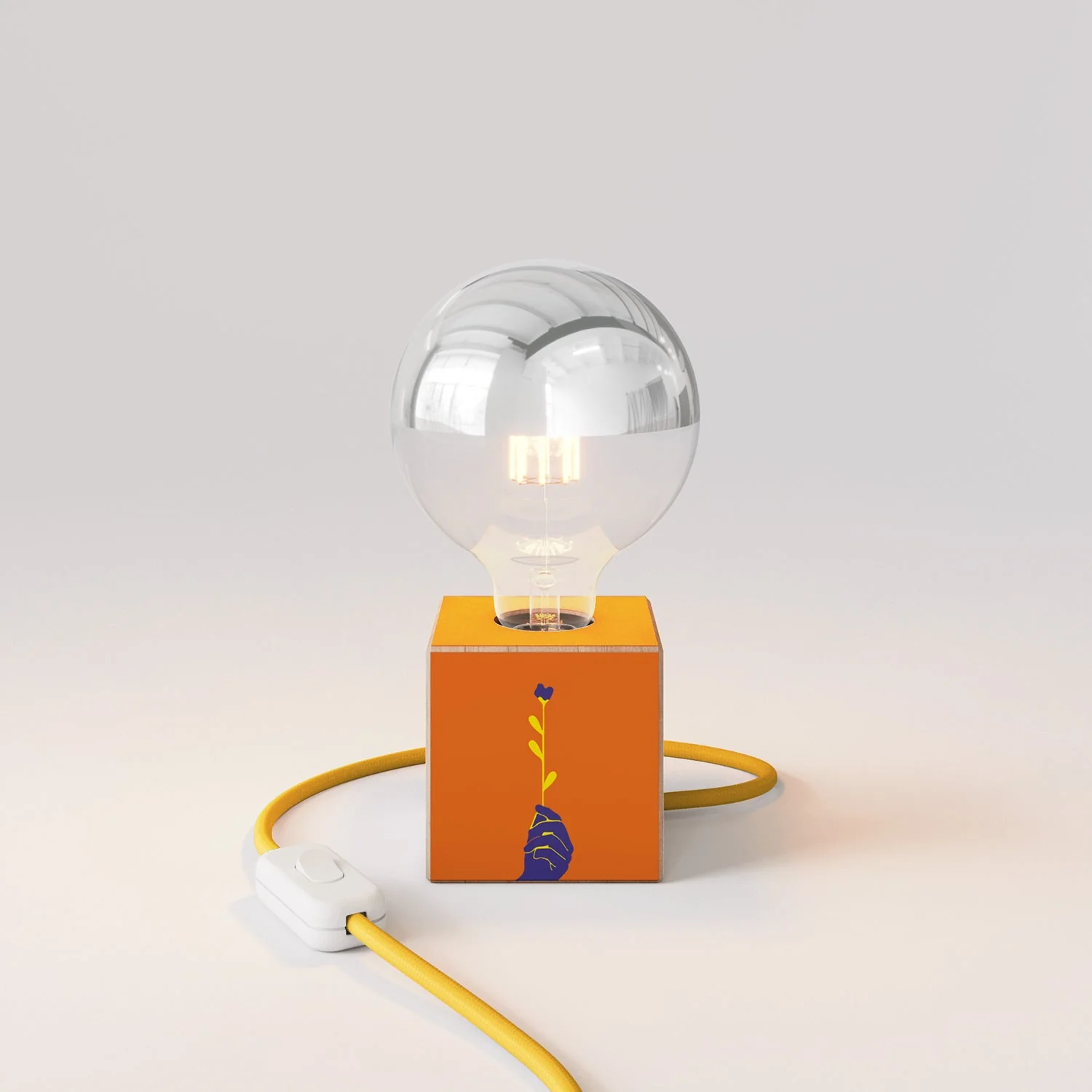 Lampada da tavolo Cubetto "Può nascere un fiore" con spina inglese e lampadina globo mezza sfera argento - Santomanifesto - Image 4