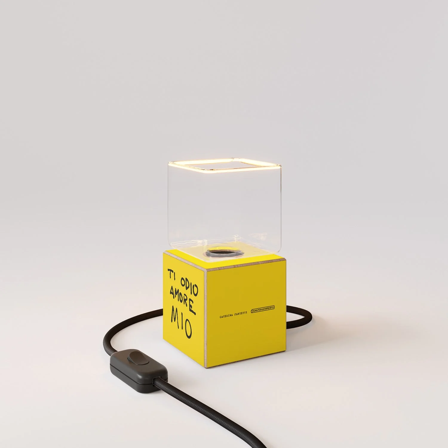 Lampada da tavolo Cubetto "Ti odio amore mio" con spina inglese e lampadina Ghost - Santomanifesto