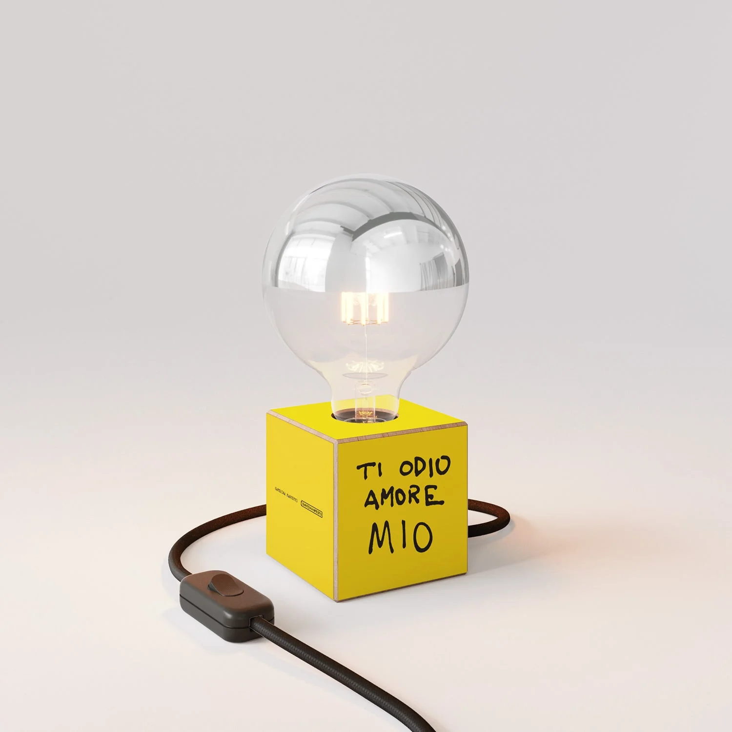 Lampada da tavolo Cubetto "Ti odio amore mio" con spina inglese e lampadina globo mezza sfera argento - Santomanifesto