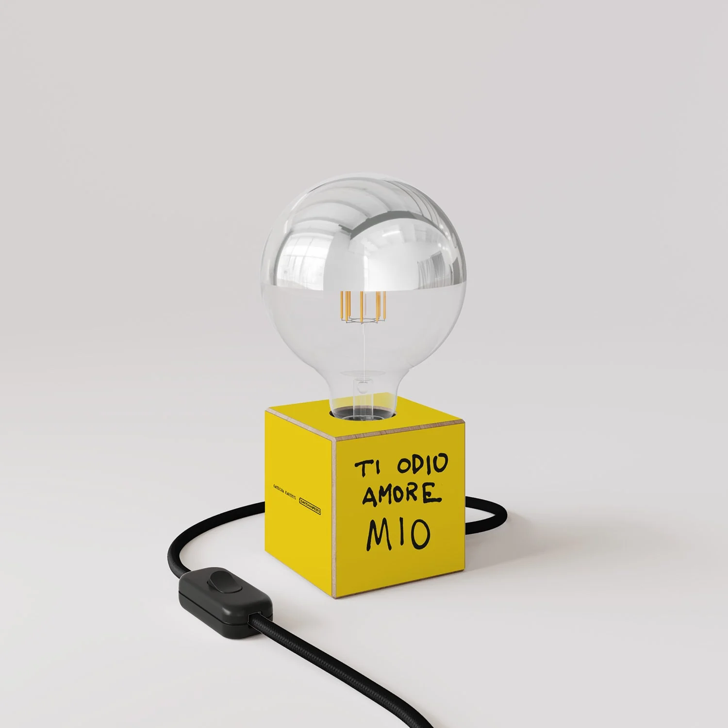 Lampada da tavolo Cubetto "Ti odio amore mio" con spina inglese e lampadina globo mezza sfera argento - Santomanifesto - Image 3