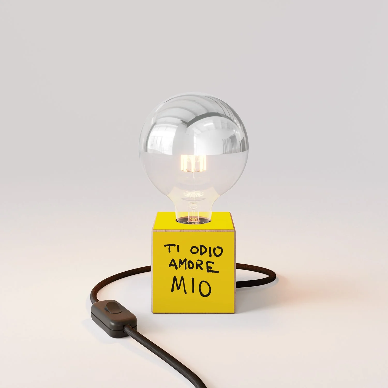 Lampada da tavolo Cubetto "Ti odio amore mio" con spina inglese e lampadina globo mezza sfera argento - Santomanifesto - Image 4