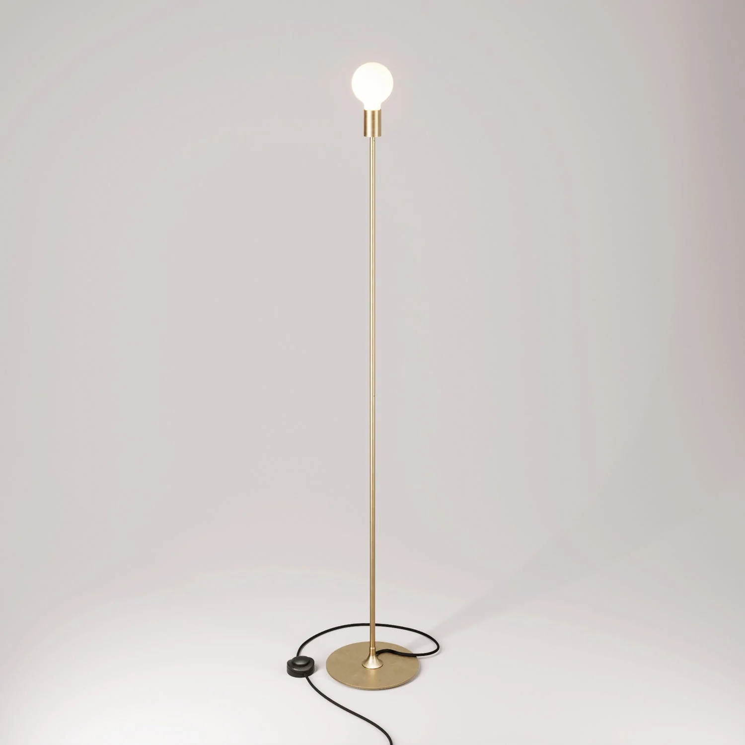 Lampada da terra MAG-Y con base metallica tonda e spina UK - Bronzo satinato
