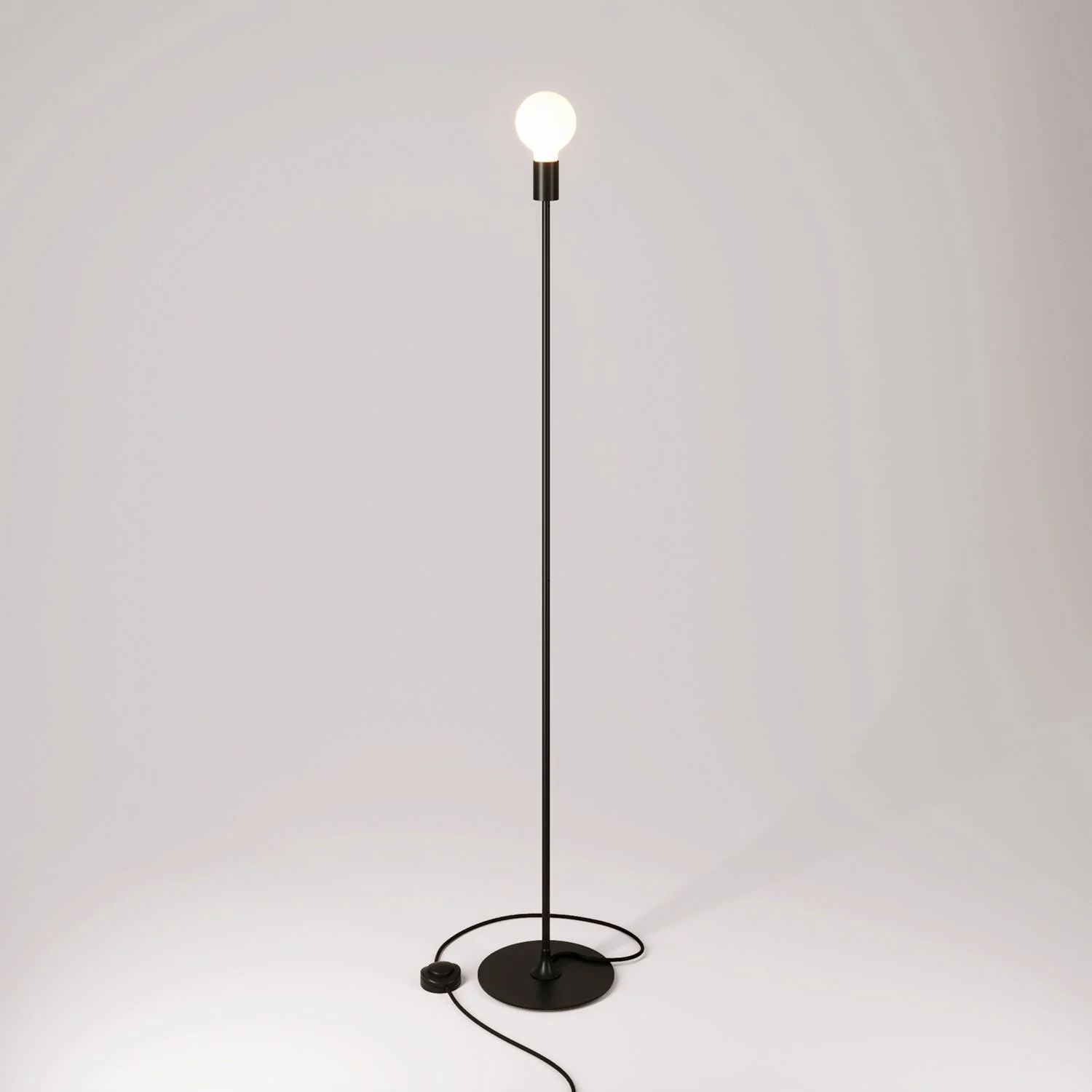 Lampada da terra MAG-Y con base metallica tonda e spina UK - Nero