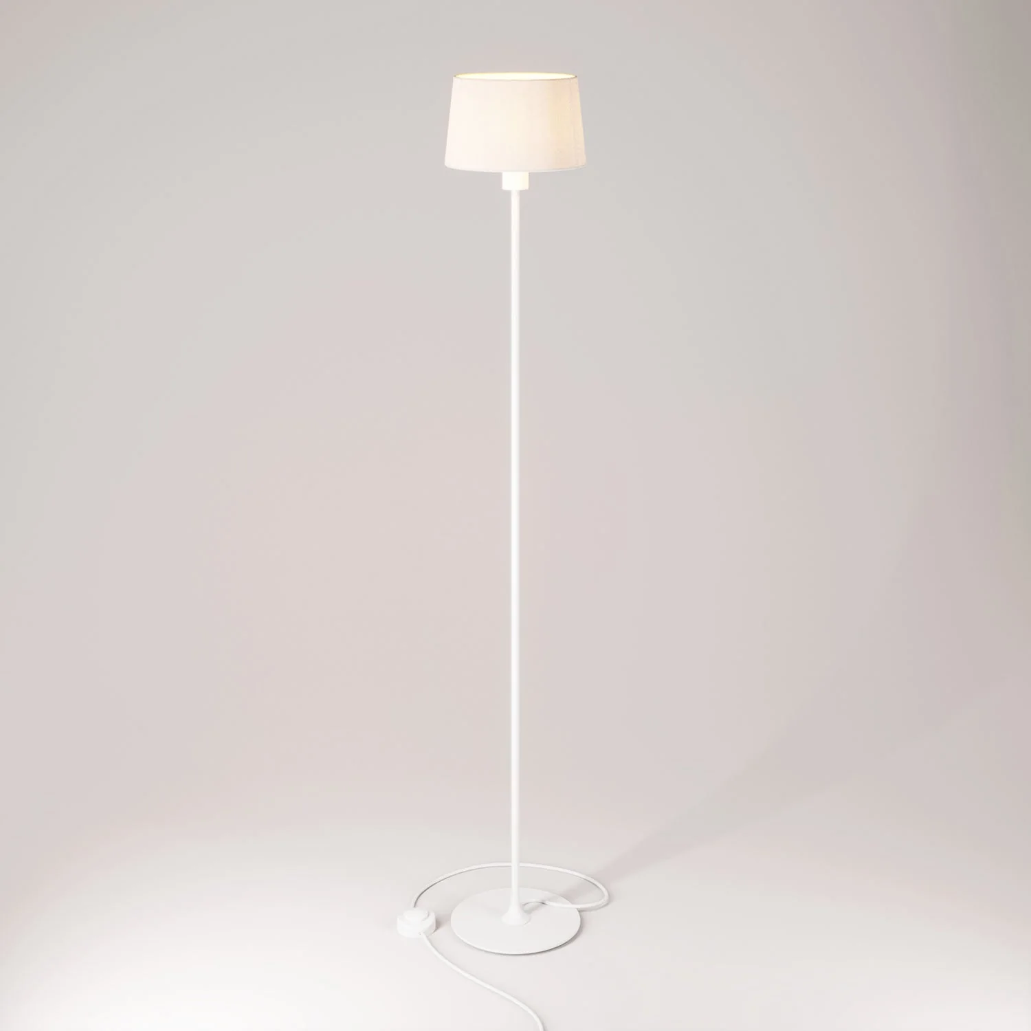Lampada da terra MAG-Y con base metallica tonda, paralume Athena e spina UK - Bianco opaco